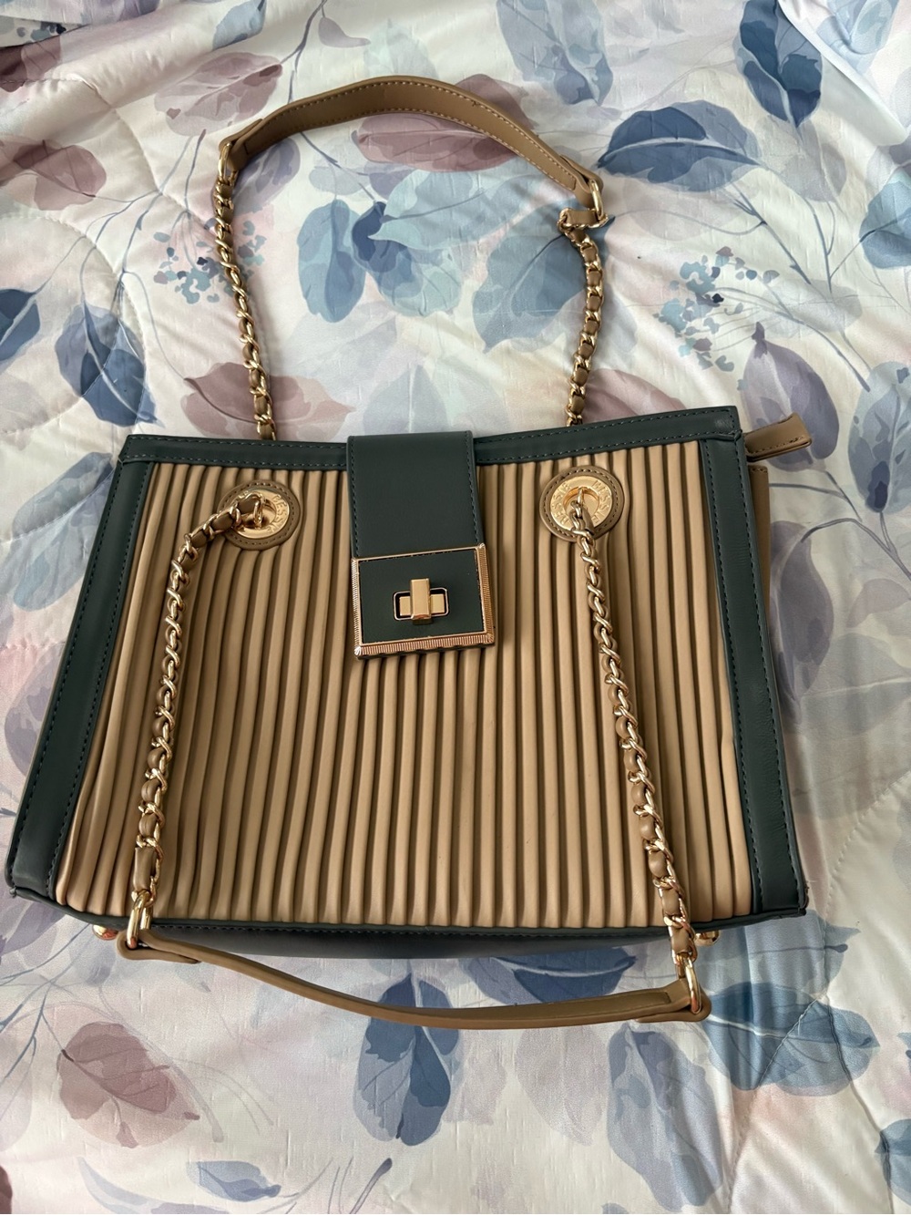 Chic Green and Beige Pleated Shoulder Bag with Gold Chain